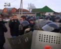 Scandal de proportii intre mai multi romi si fortele de securitate intr-o localitate din Rusia. Cearta s-a incheiat cu batai si arestari - VIDEO