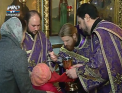 Dupa doar o saptamana de post, mai multi credinciosi au facut cozi la biserici pentru a se impartasi - VIDEO