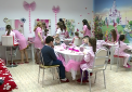 Petrecere de fite intr-un salon de frumusete din Chisinau. O fetita de 8 ani si-a rasfatat micii invitati cu masti din iaurt, manichiura si coafuri - VIDEO