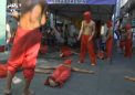 Zeci de crestini catolici din Filipine s-au biciuit pana la sange. In acest fel, oamenii vor sa evoce patimile lui Isus - VIDEO