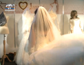 Zeci de tineri si-au dat intalnire la o expozitie dedicata nuntilor. Vaporoase sau mulate, rochiile de mireasa toate au atras privirile - VIDEO