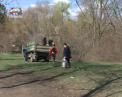 Elevii mai multor licee din sectorul Rascani, inarmati cu saci si manusi, au profitat de vremea frumoasa si au strans gunoiul dintr-un parc - VIDEO
