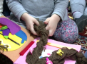 Un nou trend in lumea copiilor - cartile senzoriale. Pot fi coafate, spalate sau semanate - VIDEO