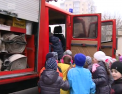 Elevii de clasa I de la liceul Mihai Viteazul au fost instruiti de pompieri despre cum sa reactioneze in caz de incendiu. Micutii, atrasi mai mult de autospeciala in care au urcat - VIDEO