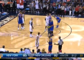 Un copil a iesit pe terenul de joc, in timpul unui meci de baschet, pentru a-l imbratisa pe Carmelo Anthony - VIDEO