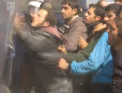 Incidente violente la frontiera greco-macedoneana, unde deja de o luna stau blocati mii de imigranti. Oamenii au incercat din nou sa rupa gardul din sarma - VIDEO