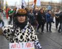 VIDEO - Protest neobisnuit la Vilnius: Mii de oameni au iesit in strada, aducand cu ei sicrie, coroane funerare si schelete de vaci. Despre ce au vrut sa atentioneze autoritatile