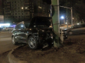 "Stalpul e de vina". Un sofer si-a facut praf Porsche Cayenne-ul dupa ce a intrat cu masina intr-un... pilon din capitala - FOTO