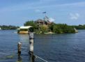 Un artist britanic si-a construit propria "insula" in Mexic din... materiale reciclabile - VIDEO