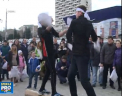 S-au umplut de... pene. Cum a fost marcata Ziua Internationala a bataii cu perne la Chisinau - VIDEO