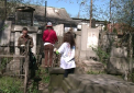 Cativa tineri au profitat de duminica libera pentru a face o fapta buna: au facut ordine in Cimitirul Evreiesc din capitala - VIDEO