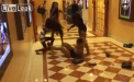 Bataie generala intre patru femei in holul unui hotel de lux. Oamenii s-au oprit, au scos telefoanele si au inceput sa filmeze scandalul - VIDEO