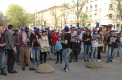 Competitie inedita pe strada pietonala. Un grup de tineri au participat la un campionat de aruncat tastatura la distanta - VIDEO