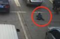 Scene iesite din comun pe o sosea din China. Un baietel a cazut dintr-o furgoneta aflata in mers - VIDEO