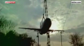 Clipe de groaza. Momentul in care un avion al companiei Air India, transportat de o macara se prabuseste - VIDEO