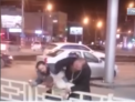 VIDEO - Scena socanta in Rusia. Un barbat a fost batut de un fost preot cu pumnii in cap, in plina strada. Motivul de la care ar fi inceput conflictul