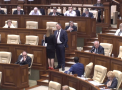 Cei care vor sa candideze la presedintie vor avea la dispozitie o luna ca sa adune 15 mii de semnaturi. Modificarile la Codul Electoral, votate in prima lectura - VIDEO