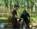 Un grup de tineri din capitala au decis sa stranga ce au lasat altii si si-au inceput ziua in parcul "Valea Trandafirilor" - VIDEO