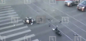 Momentul in care un motociclist teribilist intra cu viteza intr-un Renault si "zboara" de pe motocicleta cu tot cu pasager - VIDEO