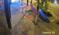 Avea nevoie de pavaj, asa ca... l-a furat direct de pe bd. Stefan cel Mare, l-a incarcat in masina si dus a fost. Furt pur "moldovenesc", surprins de o camera de supraveghere - VIDEO