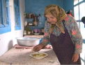 Un pranz cald pentru un suflet uitat - alinarea unor batrani din Razeni, carora li se aduce pranzul acasa. De asta se ocupa cateva femei care gatesc si doi baieti care "livreaza" mancarea - VIDEO