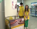 Cod portocaliu de bunatate. Doar astazi, in mai multe centre comerciale din capitala, poti ajuta ca pe masa batranilor saraci sa ajunga cate un pranz cald. Cum putem sa-i strangem pe toti la o "Masa a bucuriei"