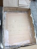Colet plin cu bunatati si ticsit cu... mult dor. Mesajul unui moldovean care a incercat sa-si ascunda disperarea si dorinta de a-i vedea pe cei dragi... la fundul unei cutii de carton - FOTO