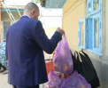 Un gest de suflet. Mai multi moldoveni din Puhoi, care muncesc peste hotare, au cumparat produse alimentare pentru mai multi invalizi din satul lor - VIDEO