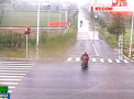 A scapat ca prin minune! Un chinez care circula pe un scuter a fost la un pas de a fi strivit de un camion - VIDEO