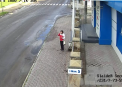 O femeie a ajuns sa fure un harlet in plina zi. S-a intamplat in orasul Balti - VIDEO