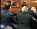 Un proiect de lege i-ar putea obliga pe deputati sa fie mai respectuosi si sa nu se certe pana ajung sa-si imparta pumni in sala de sedinte  - VIDEO