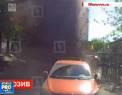 Momentul in care o masina sare in aer dupa ce o teava cu apa calda s-a spart pe o strada din Moscova - VIDEO