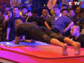A stabilit un nou record. Un chinez de 44 de ani a stat 8 ore in pozitia "plansa" - VIDEO