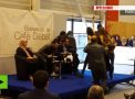 4 activiste Femen au intrat in sala si s-au dezbracat. Intrunirea unor oficiali musulmani la Paris s-a incheiat cu scandal - VIDEO