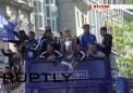 Nebunie totala la Leicester. Aproape 250 de mii de fani au invadat strazile orasului pentru a vedea parada noii campioane a Angliei - VIDEO