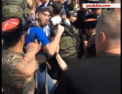 Cunoscutul opozant rus Alexei Navalnai si mai multi sustinatori de-ai sai au fost astazi luati la pumni de mai multi barbati - VIDEO 