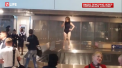 Defilare pe aeroportul Domodedovo: O femeie a ramas doar in lenjerie intima - VIDEO