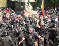 Enoriasii nu tin cont de canoanele bisericesti. Credinciosii sar peste politisti pentru a ajunge la sustinatorii gay-lor - VIDEO