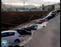 S-a surpat pamantul de sub roti. 20 de masini au fost inghitite, dupa ce asfaltul s-a prabusit de-a lungul unui rau din Florenta - VIDEO 