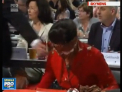 Surpriza dulce, dar neplacuta in timpul unui congres al partidului de stanga din Germania. Momentul in care un politician primeste o...torta in fata - VIDEO
