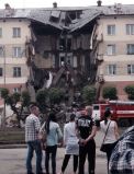 Cel putin o persoana a murit, iar alte 15 raman blocate sub ruine dupa ce o parte a unui bloc din Rusia s-a prabusit - VIDEO