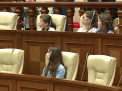 Cladirea parlamentului a fost astazi vizitata de copiii din intreaga tara. Picii selectati au avut ocazia sa vada cum muncesc alesii poporului si mare le-a fost mirarea sa vada atata lux- VIDEO