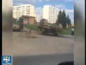 Ghinion pentru cativa militari rusi. Tancul pe care il duceau pe o platforma s-a rasturnat in mijlocul drumului - VIDEO 