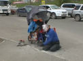 Un barbat cu dizabilitati din Rusia a fost nevoit sa-si faca singur drum pana la spital, ajutandu-se de un ciocan si un topor - VIDEO