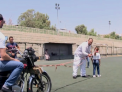 O fetita din Siria vrea sa ajunga in Cartea Recordurilor. Aceasta a reusit sa traga cu parul ei 2 motociclete - VIDEO