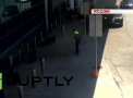 Un barbat a fost impuscat de politie pe aeroportul din Dallas pentru ca se comporta agresiv si arunca cu pietre in masina fostei sale sotii - VIDEO