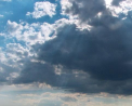 Soarele se ascunde dupa nori. Ne asteapta ploi cu descarcari electrice. Prognoza meteo