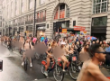 Pe biciclete... fara haine! Sute de oameni, in pielea goala, s-au plimbat pe doua roti pe mai multe strazi din Londra - VIDEO