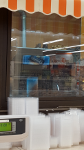 Poza zilei! L-o fi prins ploaia? Un barbat si-a pus la uscat adidasii chiar pe un cuptor dintr-un supermarket din capitala - FOTO