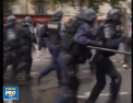 Strazile Parisului aratau aseara ca dupa razboi dupa protest. Tinerii s-au luat la bataie cu fortele de ordine si au incendiat trei masini - VIDEO